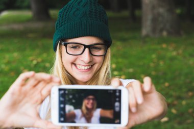 Sarışın kadın portresi, selfie kavramı alarak