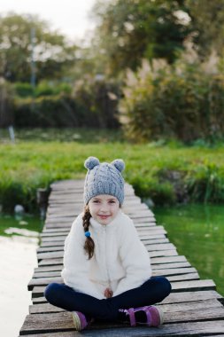Genç kız sıcak giysiler giyiyor soğuk havalarda