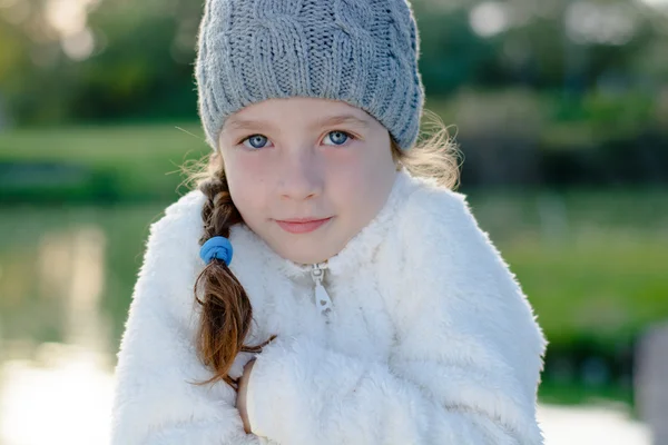Mladá dívka v chladném počasí, teplé oblečení — Stock fotografie
