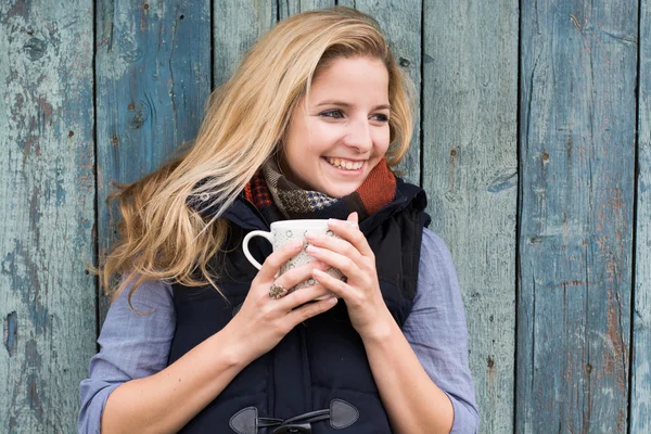 Souriant blonde à la mode boire une boisson chaude — Photo