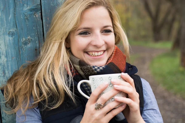 Sorrindo elegante loira bebendo bebida quente — Fotografia de Stock