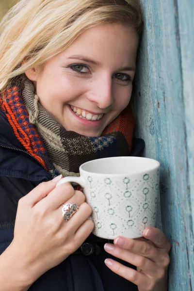 Sonriente rubia de moda bebiendo bebida caliente —  Fotos de Stock