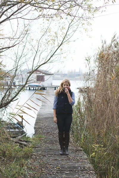 Mujer al aire libre — Foto de Stock