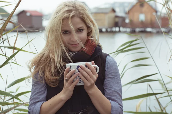 Souriant blonde à la mode boire une boisson chaude — Photo