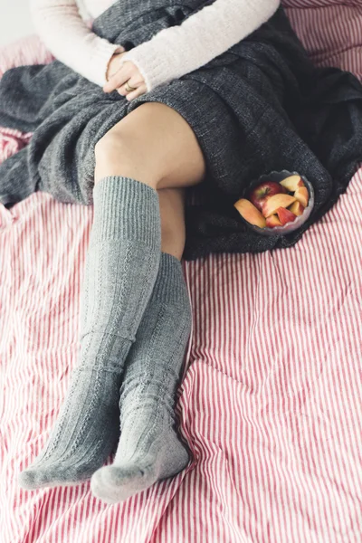 Mujer desayunando en la cama — Foto de Stock