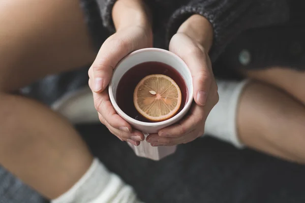 Heißer Tee im Bett — Stockfoto