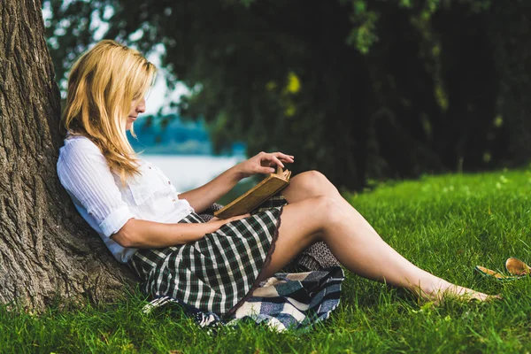 Student reading book — Stock Photo, Image