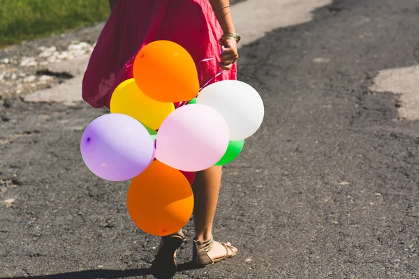 Feliz cumpleaños mujer con globos — Foto de Stock