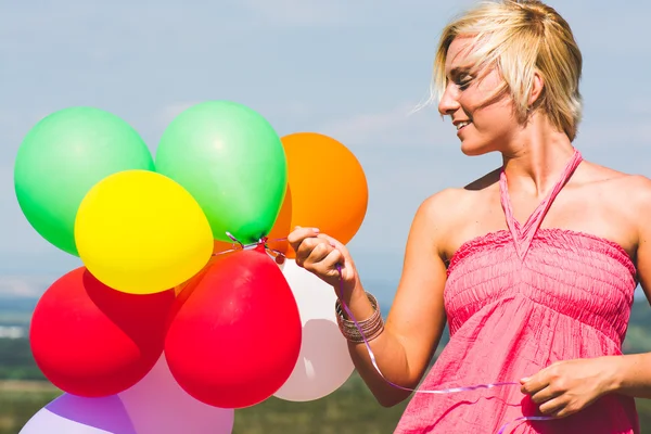 С днем рождения женщина с воздушными шарами — стоковое фото