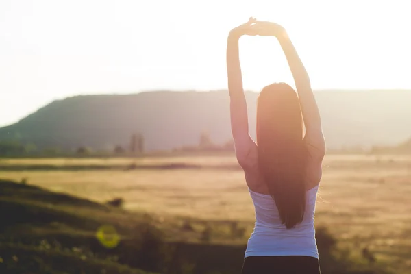 Bellezza ragazza all'aperto . — Foto Stock