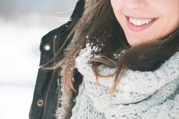 Μελαχρινή κοπέλα, χαμογελά, χιόνι στα μαλλιά της — Φωτογραφία Αρχείου