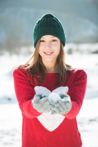 Chica jugando con la nieve en el parque —  Fotos de Stock