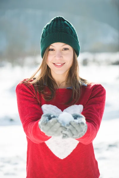 Meisje spelen met sneeuw in het park — Stockfoto