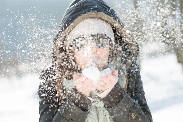 冬のクリスマスの女の子。美しい女性吹く雪 ストック写真