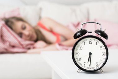 uykulu genç kadın yatakta