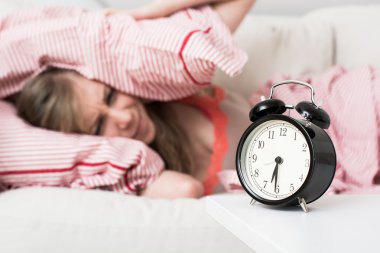 uykulu genç kadın yatakta