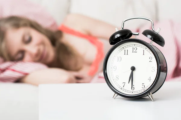 Slaperig jonge vrouw in bed — Stockfoto