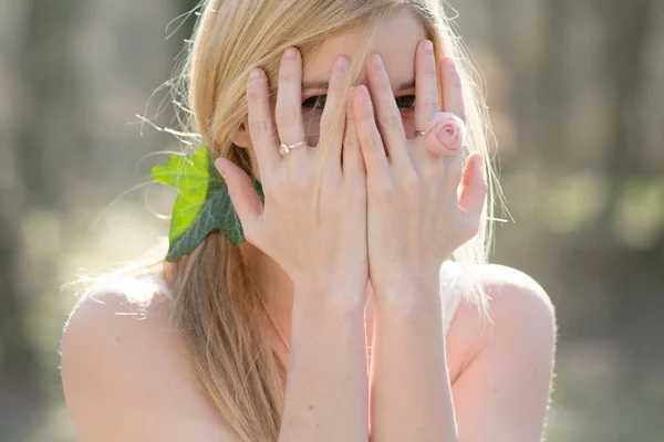 Wanita cantik menutupi wajahnya dengan tangannya — Stok Foto