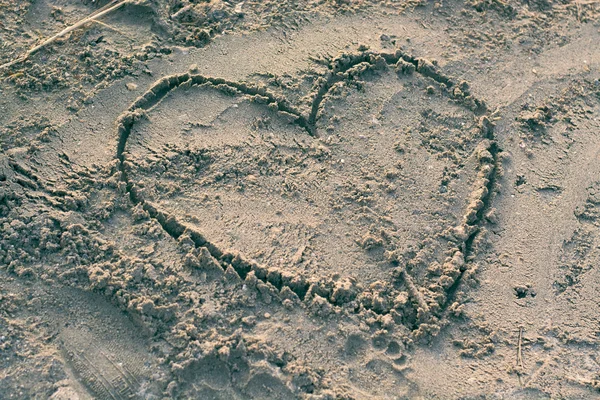 Hart in het zand getrokken. Beach achtergrond. — Stockfoto