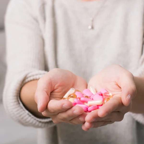 Gesundheitswesen und medizinisches Konzept - Nahaufnahme einer Hand, die Pillen hält. — Stockfoto