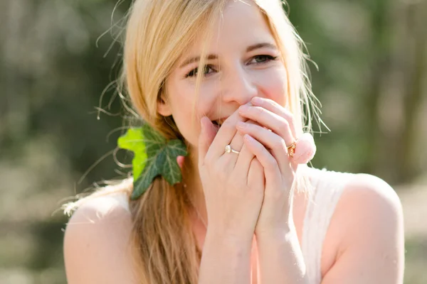 Mujer feliz sorprendida — Foto de Stock