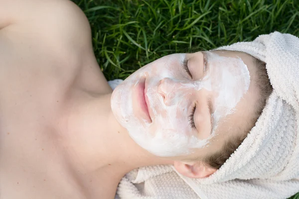 Frau mit Gesichtsmaske behandelt — Stockfoto