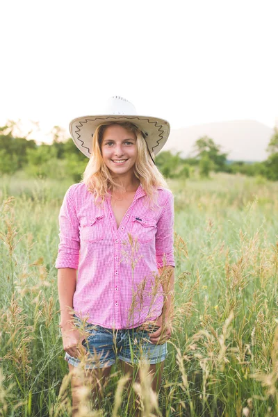 Sarışın cowgirl kırsal poz — Stok fotoğraf