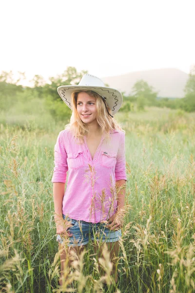 Blondes Cowgirl posiert auf dem Land — Stockfoto