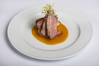 Kızarmış elma ve mango sos - sırlı ördek fileto gurme gıda