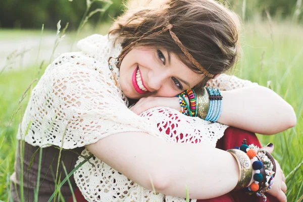 Femme romantique couché dans l'herbe — Photo