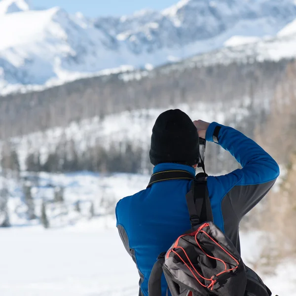 Fotograf fängt Winterlandschaft ein — Stockfoto