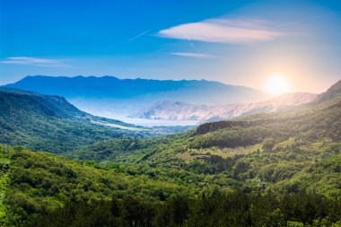 Dağ ve deniz üzerinde güzel gün batımı