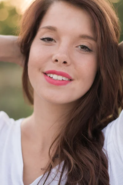 Lachende schoonheid, zomer portret — Stockfoto