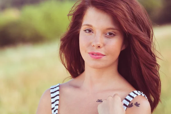 Sonriente belleza, retrato de verano — Foto de Stock