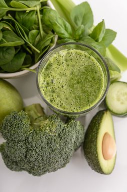 Yeşil sebzeler gelen sağlıklı güler yüzlü