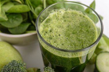 Yeşil sebzeler gelen sağlıklı güler yüzlü