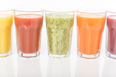 Sağlıklı karışık meyve güler yüzlü