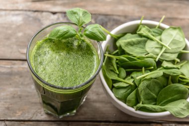 Yeşil sebzeler gelen sağlıklı güler yüzlü