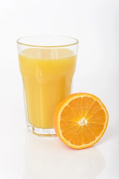 Beyaz arkaplanda izole edilmiş portakal suyu — Stok fotoğraf
