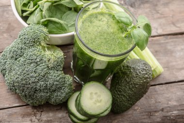 Yeşil sebzeler gelen sağlıklı güler yüzlü