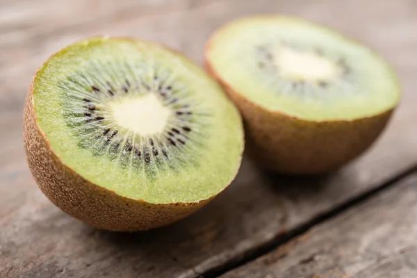 Kiwi, fából készült háttér — Stock Fotó