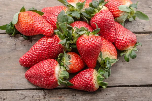 Frische, reife Erdbeeren — Stockfoto