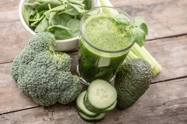 Healthy smoothie from green vegetables — Stock Photo, Image