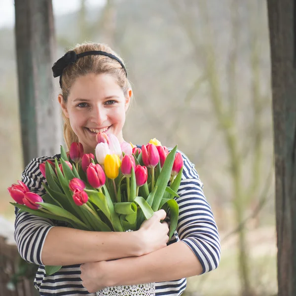 Schöne blonde Mädchen mit dem Strauß von Tulpen — Stockfoto