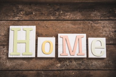 Ev tatlı ev, ahşap metin vintage kurulu arka plan üzerinde