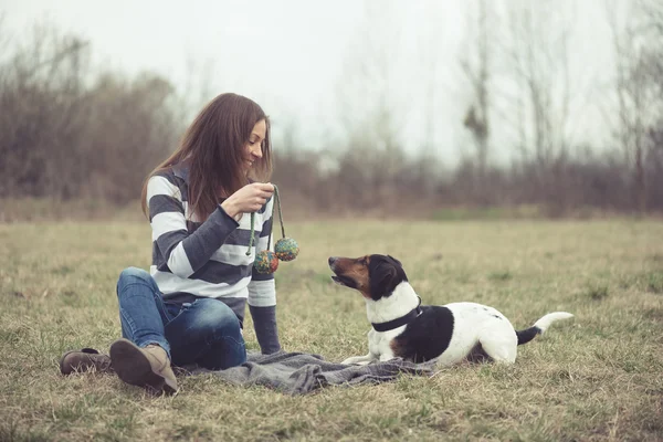 Vrouw met plezier met haar hond — Stockfoto