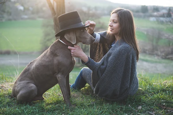 Kvinnan har roligt med sin hund — Stockfoto