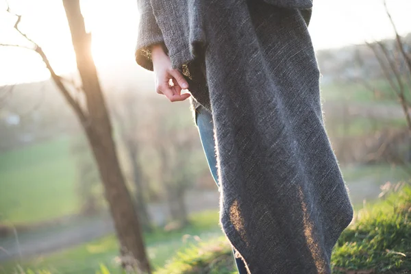 Frau hüllte sich mit Decke ins Freie — Stockfoto