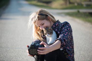 Sevimli kadın kendini kedi ile alarak