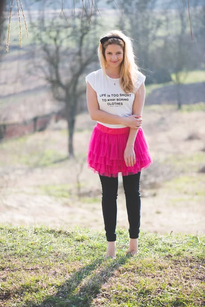 Niedliche Frau im Stehen — Stockfoto